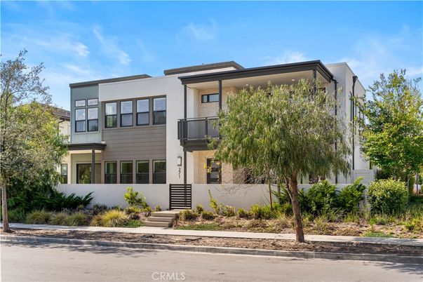 Exterior, Facade, Modern