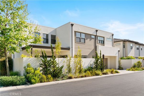Exterior, Facade, Modern