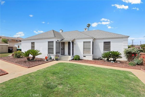 Backyard, Exterior, Facade, Ranch