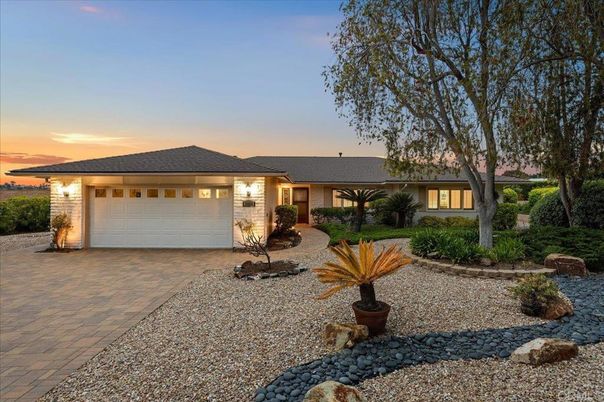 Attached, Exterior, Facade, Ranch