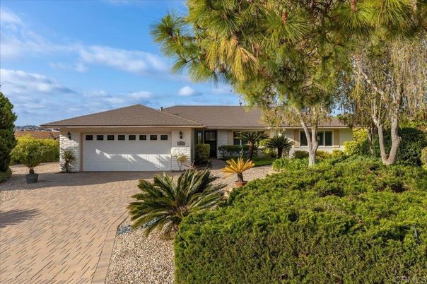 Attached, Exterior, Facade, Ranch