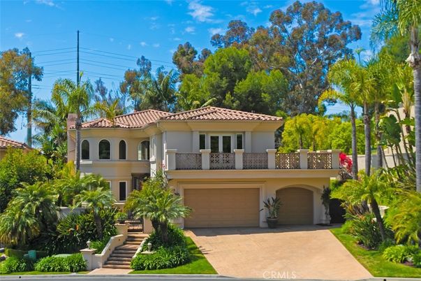 Attached, Exterior, Facade, Mediterranean