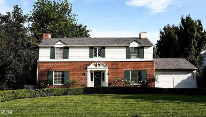 Attached, Exterior, Facade, Brick Facade, Georgian