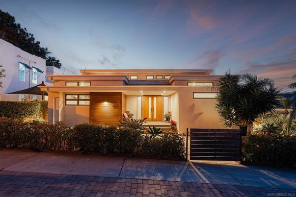Exterior, Facade, Modern