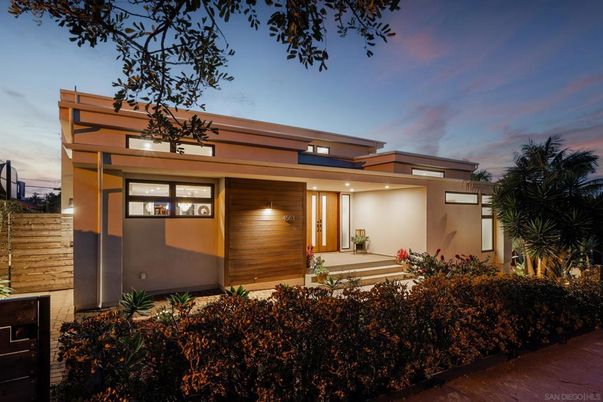 Exterior, Facade, Modern