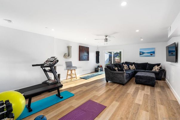 Fitness Equipment, Interior, Living room, Recessed Lighting, Wood Texture Flooring