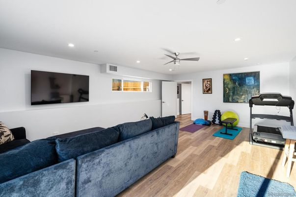 Fitness Equipment, Interior, Living room, Recessed Lighting, Wood Texture Flooring
