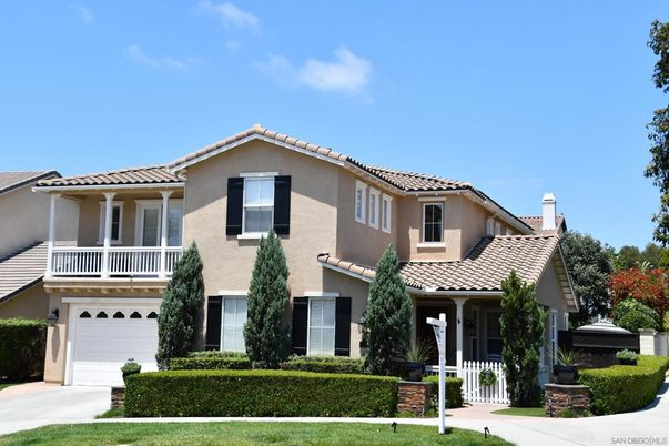 Attached, Exterior, Facade, Mediterranean