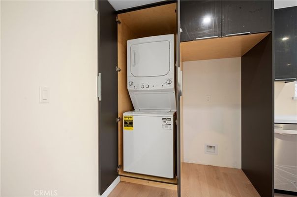 Interior, Utility Closets, Washer, Wood Texture Flooring