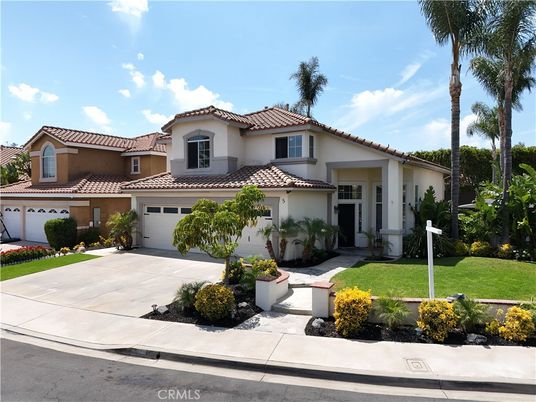 Attached, Exterior, Facade, Mediterranean