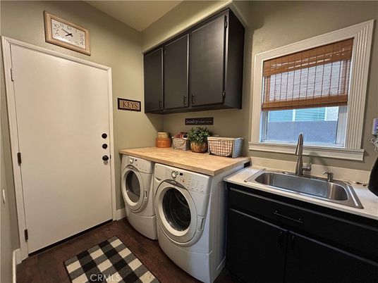 Interior, Washer, Wood Texture Flooring