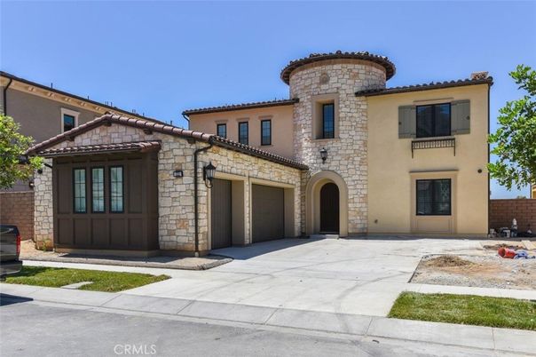 Attached, Exterior, Facade, Mediterranean