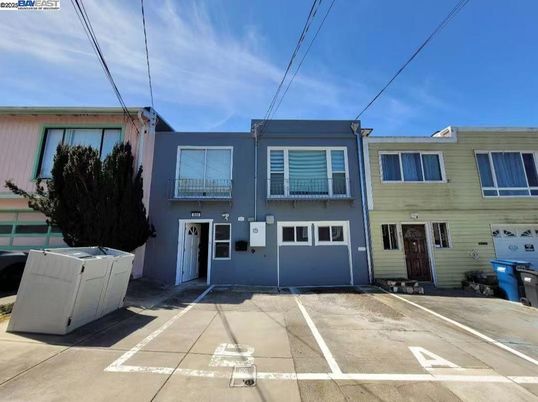 Exterior, Facade, Rowhouse