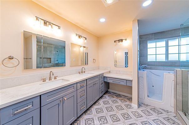Bathroom, Dual Sink Vanities, Interior, Recessed Lighting