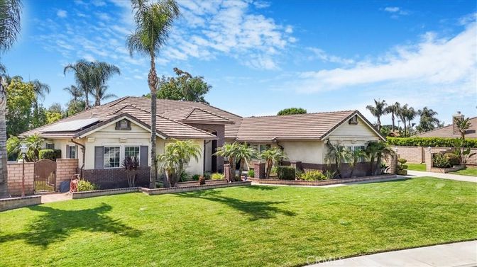 Backyard, Exterior, Facade, Solar Panels, Ranch