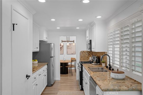 Dining room, Interior, Kitchen, Pendant Lights, Recessed Lighting, Wood Texture Flooring