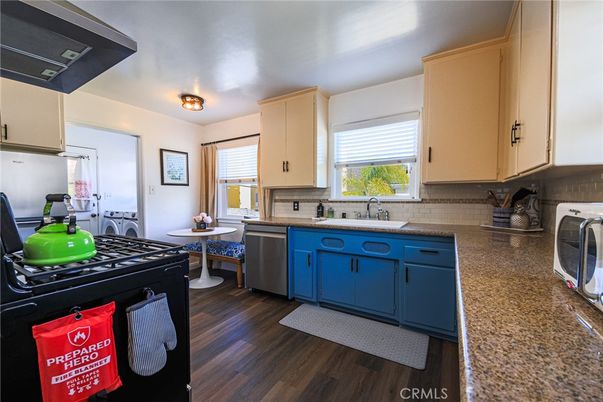 Dining room, Interior, Kitchen, Washer, Wood Texture Flooring