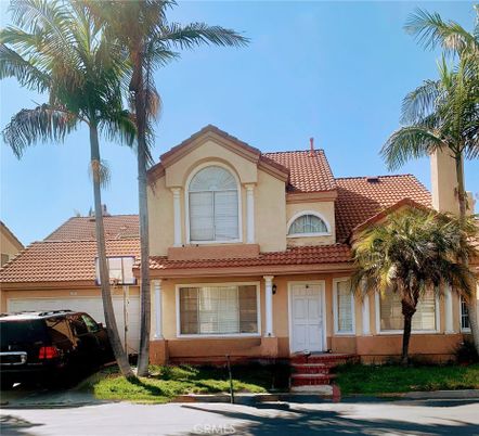 Attached, Exterior, Facade, Mediterranean
