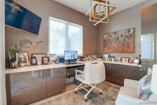 Home Office, Interior