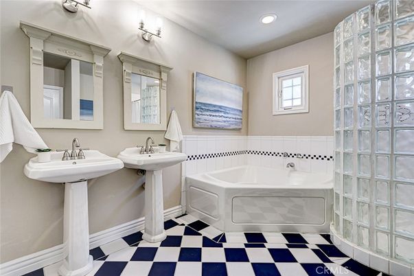 Bathroom, Dual Sink Vanities, Interior, Recessed Lighting
