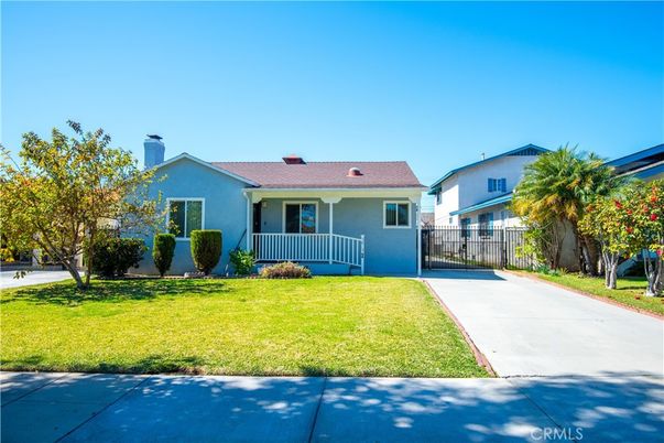 Backyard, Exterior, Facade, Ranch