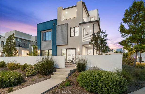 Exterior, Facade, Modern