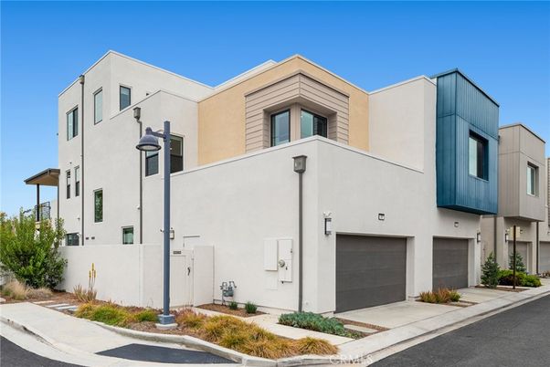 Attached, Exterior, Facade, Modern