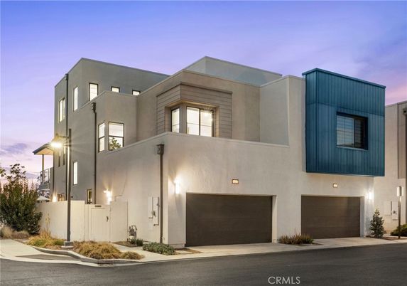 Attached, Exterior, Facade, Modern