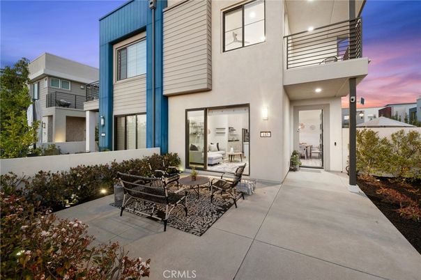 Exterior, Facade, Modern