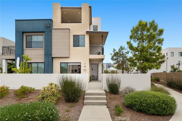 Exterior, Facade, Modern