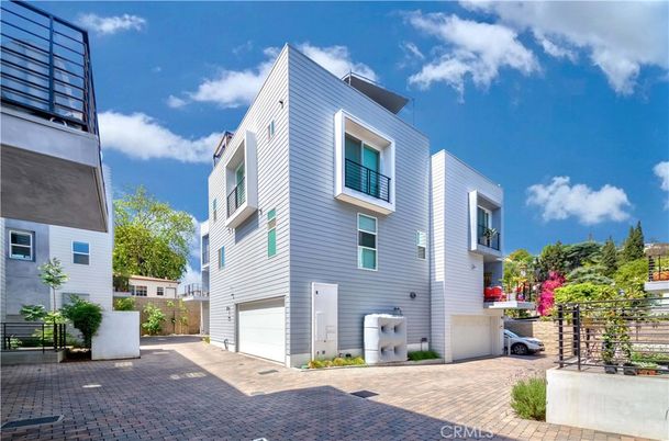 Attached, Exterior, Facade, Rowhouse