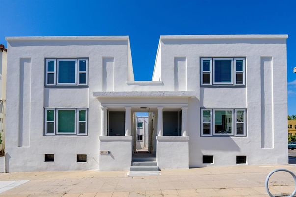Exterior, Facade, Rowhouse