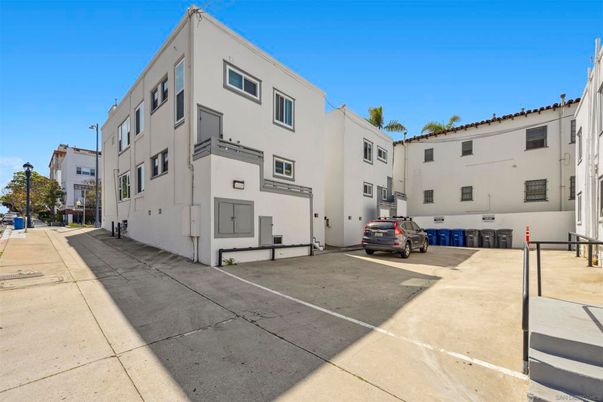 Exterior, Facade, Rowhouse