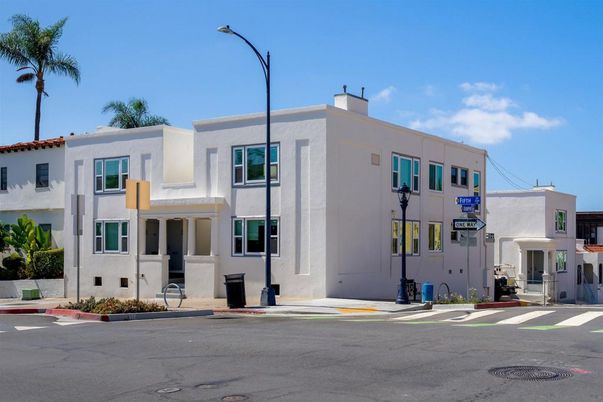 Exterior, Facade, Modern