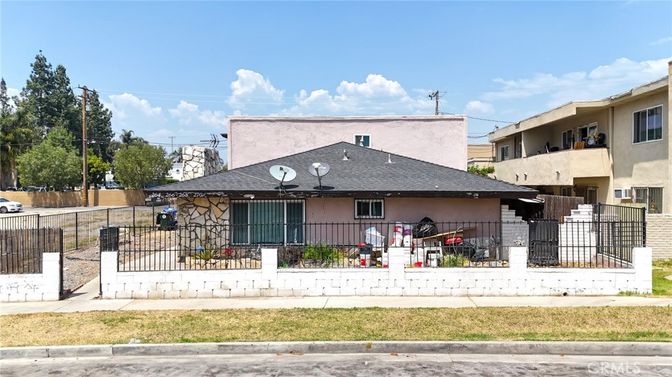 Exterior, Facade, Ranch