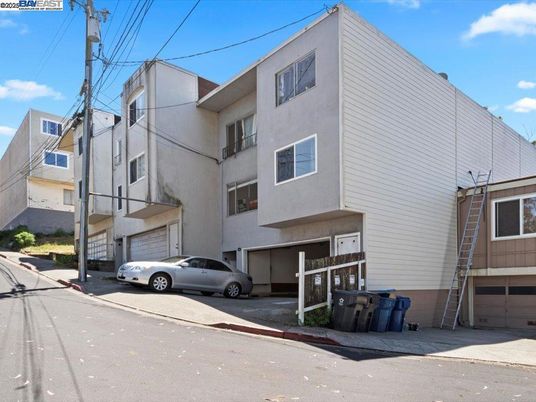 Exterior, Facade, Rowhouse