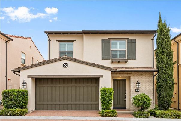 Attached, Exterior, Facade, Mediterranean