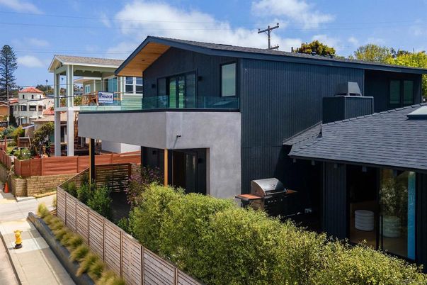 Exterior, Facade, Modern