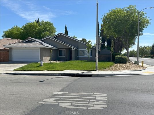 Attached, Exterior, Facade, Ranch