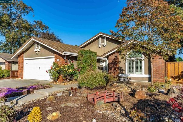 Attached, Exterior, Facade, Brick Facade, American Craftsman