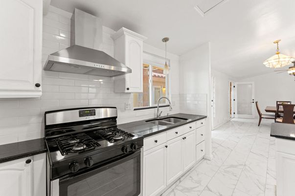 Dining room, Interior, Kitchen, Marble, Pendant Lights, Stainless Steel Appliances