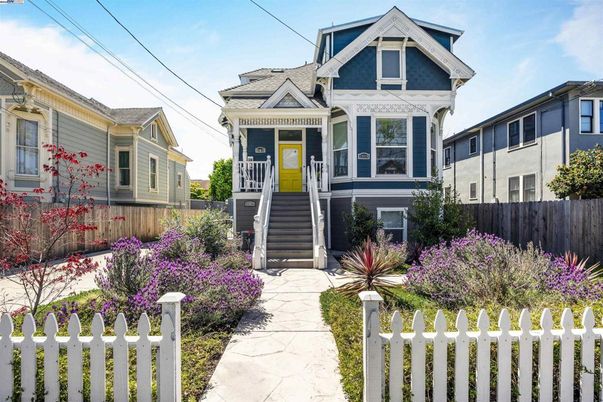 Exterior, Facade, Queen Anne Victorian