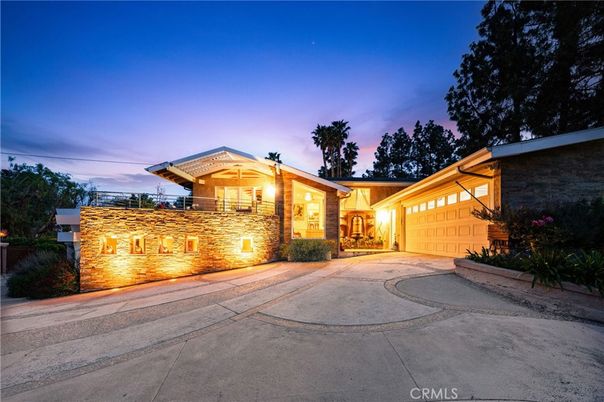 Attached, Exterior, Facade, Modern