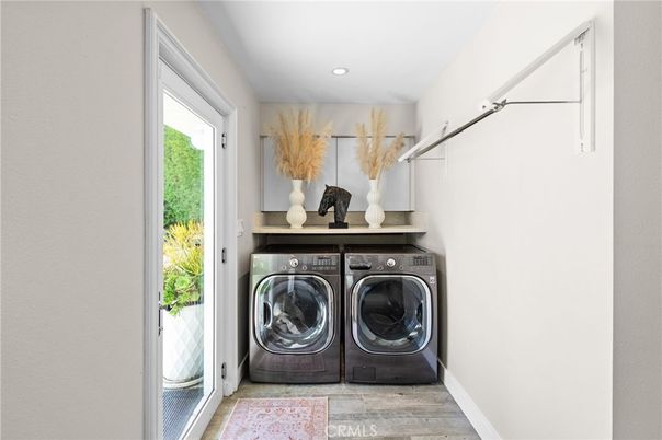 Interior, Recessed Lighting, Washer, Wood Texture Flooring