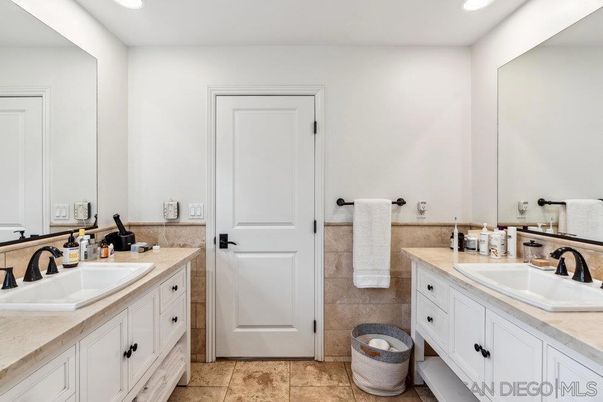 Bathroom, Dual Sink Vanities, Interior, Recessed Lighting