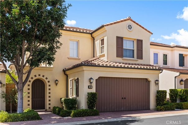 Attached, Exterior, Facade, Mediterranean