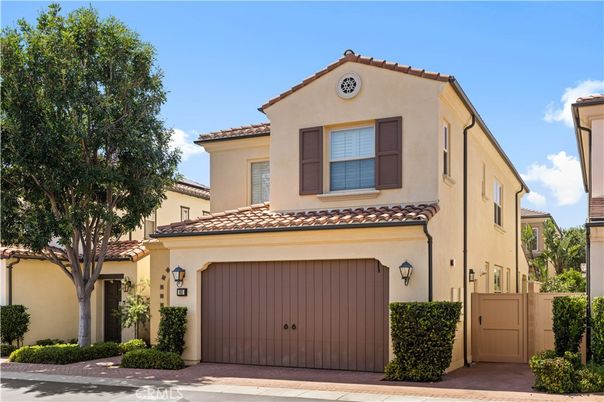 Attached, Exterior, Facade, Mediterranean
