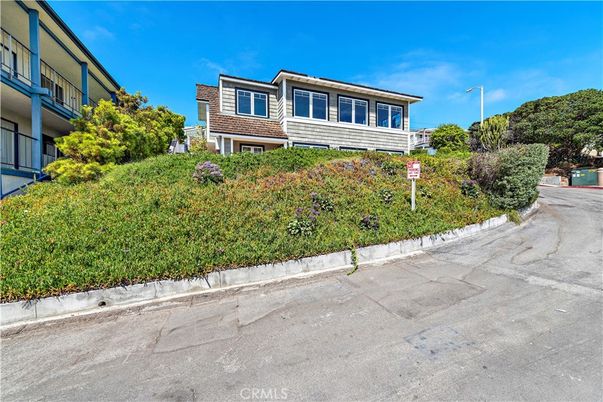 Exterior, Facade, Raised Ranch