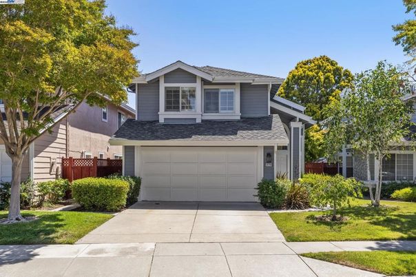 Attached, Exterior, Facade, American Craftsman