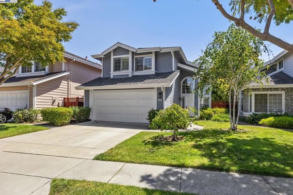 Attached, Exterior, Facade, American Craftsman